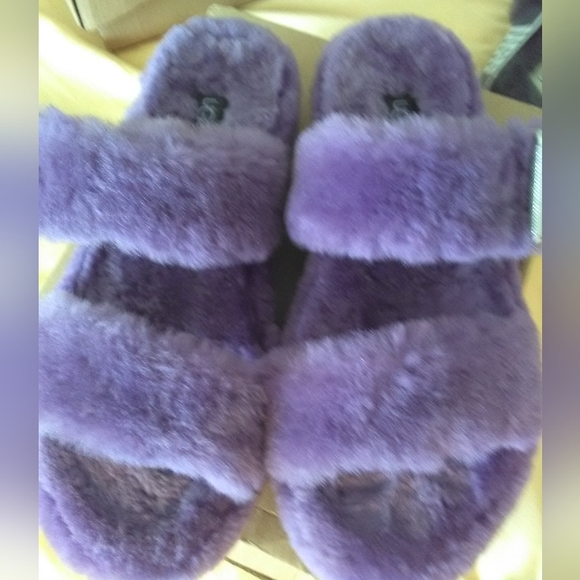 FAB CON UGGS PURPLE FUZZY FURRY AND FUN SZ.9 WORN A FEW TIMES IN HOUSE (TOO BIG) - Picture 2 of 8